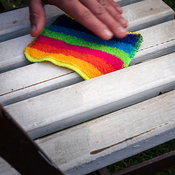 Rainbow Scrubby putzt Gartenstuhl