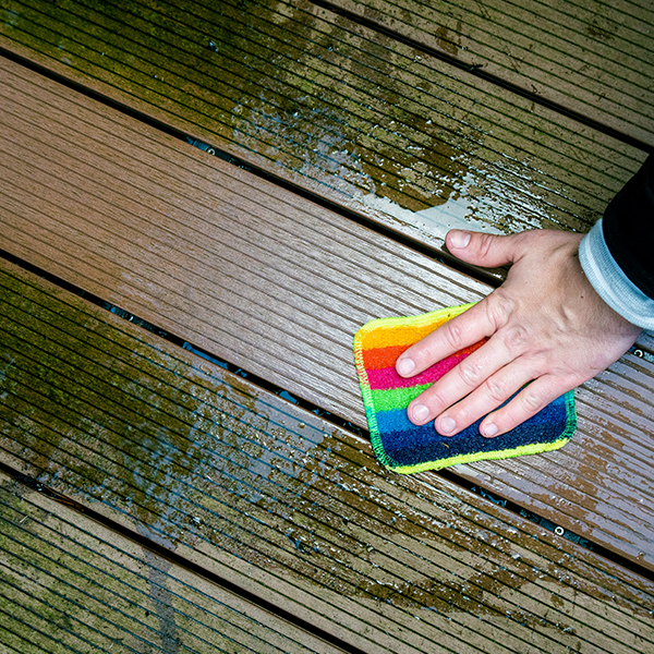 Rainbow Scrubby putzt Terrasse